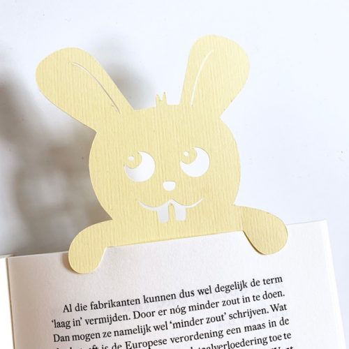 boekenlegger van recycled papier in de vorm van een vrolijk konijntje