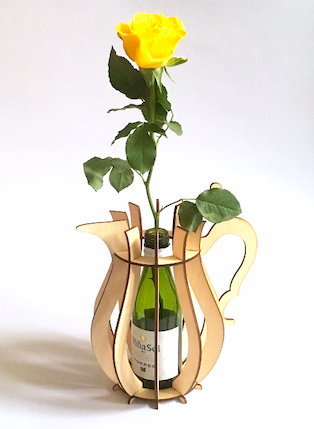 houten vaas h3 met roos en wijnflesje