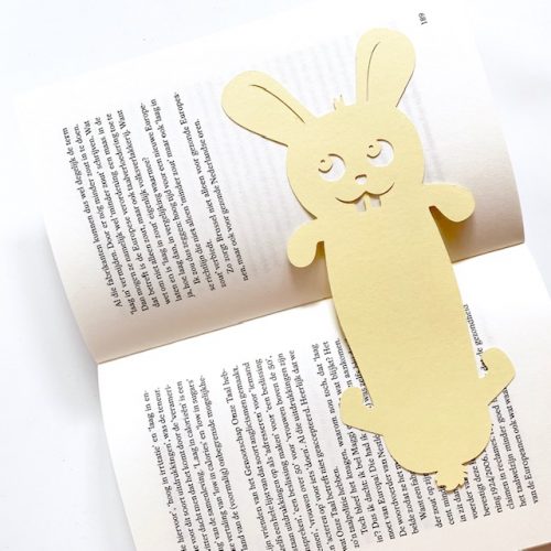 vrolijke boekenlegger in de vorm van een konijntje