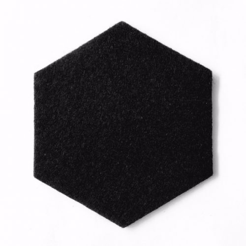 zwarte onderzetter in de vorm van een zeshoek