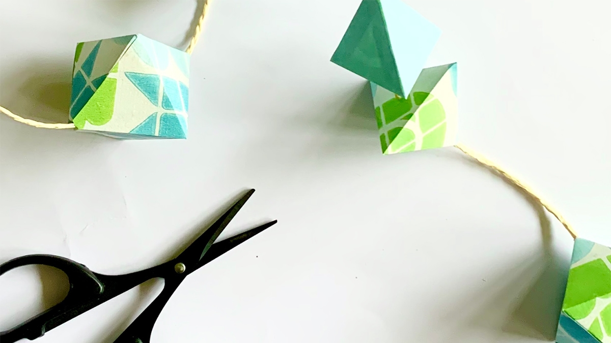 kegeltjesslinger-diy geometrische slinger kegeltjesslinger van papier stap voor stap met de printable van Houtmoed