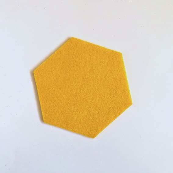 Faial kiezen woonadres vilten onderzetters "hexagon" warm geel - handgemaakt door Houtmoed