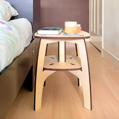 deze bijzettafel hoog van houtmoed is een design aanvulling op je interieur, ook in de slaapkamer als nachtkastje