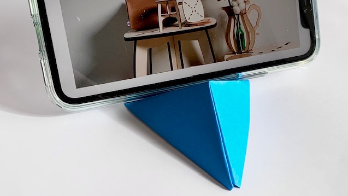 vouw een telefoonhouder van een vierkantje papier