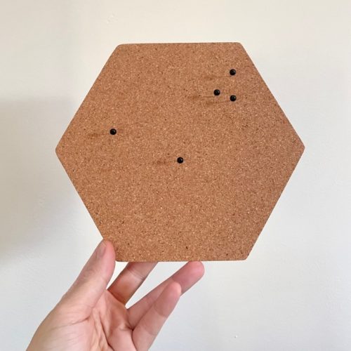 Dit leuke mini-prikbord Hexagon plak je zo op de muur