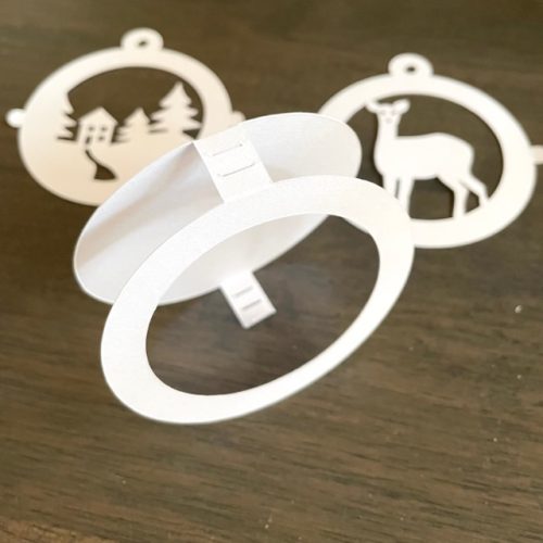 3D kerstbal van papier alle onderdelen uitgesneden