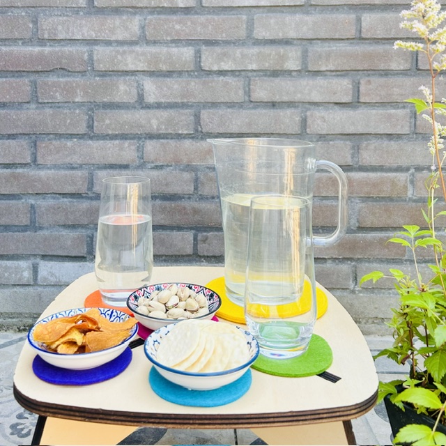 een feestje op je tuintafel met de onderzetters van Houtmoed