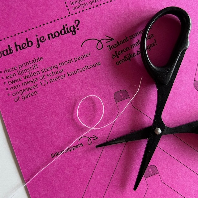 voor deze printable heb je twee vellen papier nodig, een printer, een schaartje, een stukje touw of garen en wat lijm