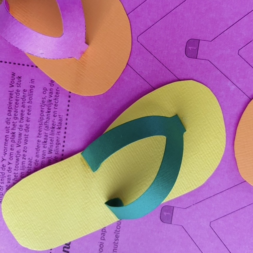 maak papieren flipflops en creëer een zomerse slinger