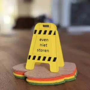 herfstbox met herfstaccessoires voor thuis of op je werkplek